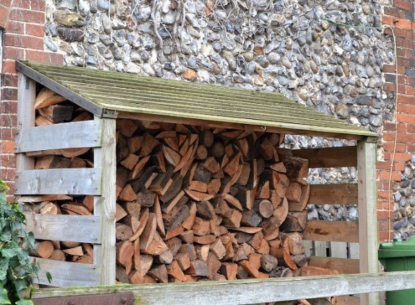 Хранение дров вне дома